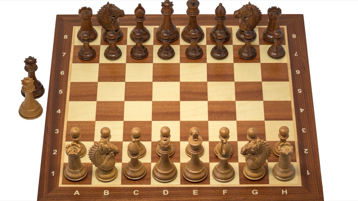 摆好棋子的木质国际象棋盘，对应「Agent 的牌桌已经变了」的比喻（Wikimedia Commons，CC0）