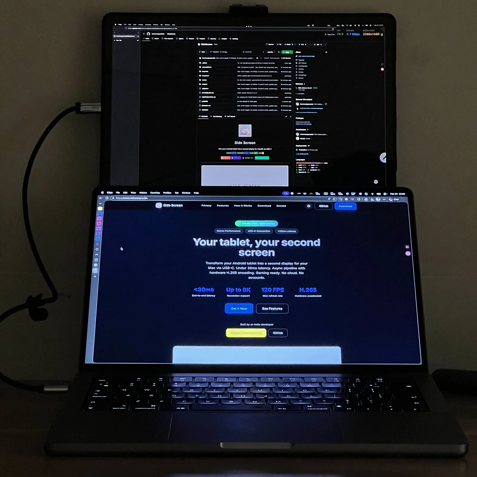 一台 MacBook 通过数据线连接上方平板,平板全屏显示 Mac 界面,作为第二块显示器使用
