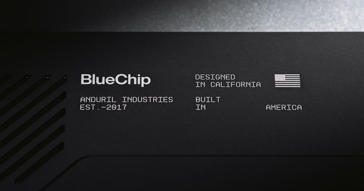 印有 BlueChip 字样与美国国旗蚀刻的黑色笔记本金属底壳特写