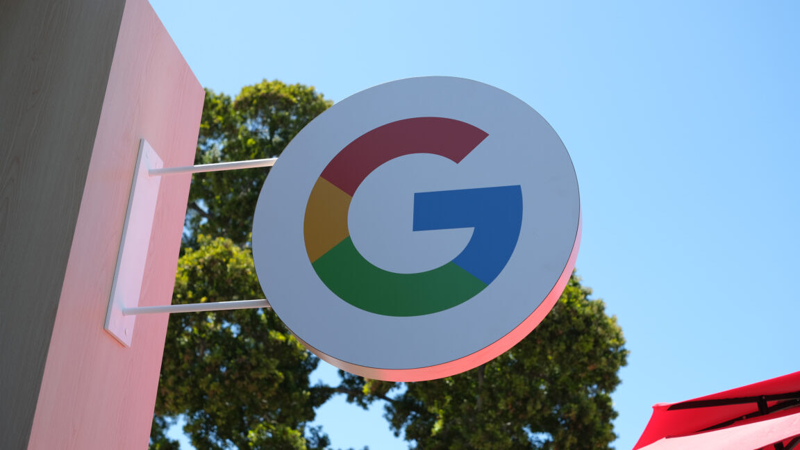 Google 彩色 G 标志牌与蓝天