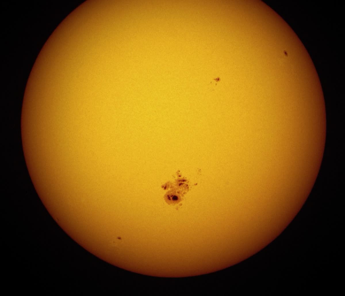 太阳表面与黑子（Sol 意为太阳）