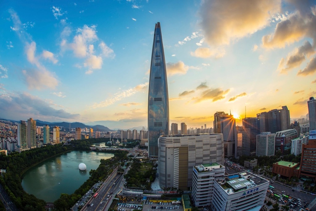 Sunset skyline of Seoul with Lotte World Tower and Seokchon Lake