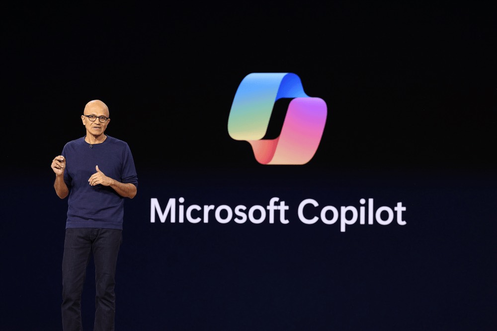 资料图:纳德拉在 Microsoft Copilot 发布会上演讲,屏幕显示 Copilot 标识