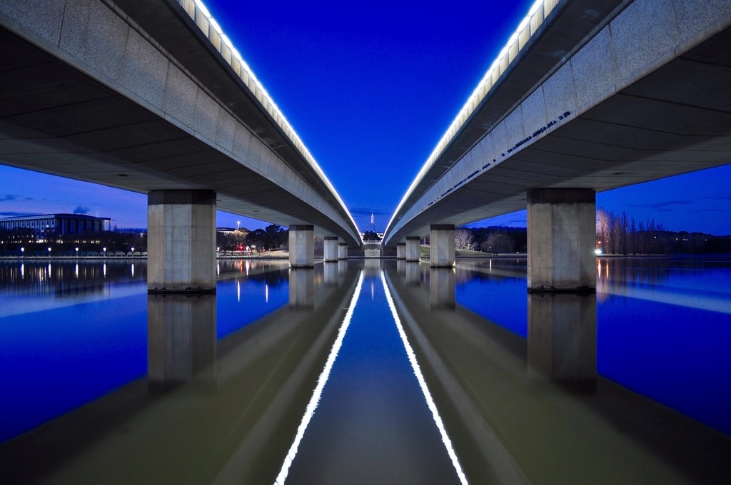 堪培拉联邦大道桥的夜景,远处是澳大利亚国会大厦
