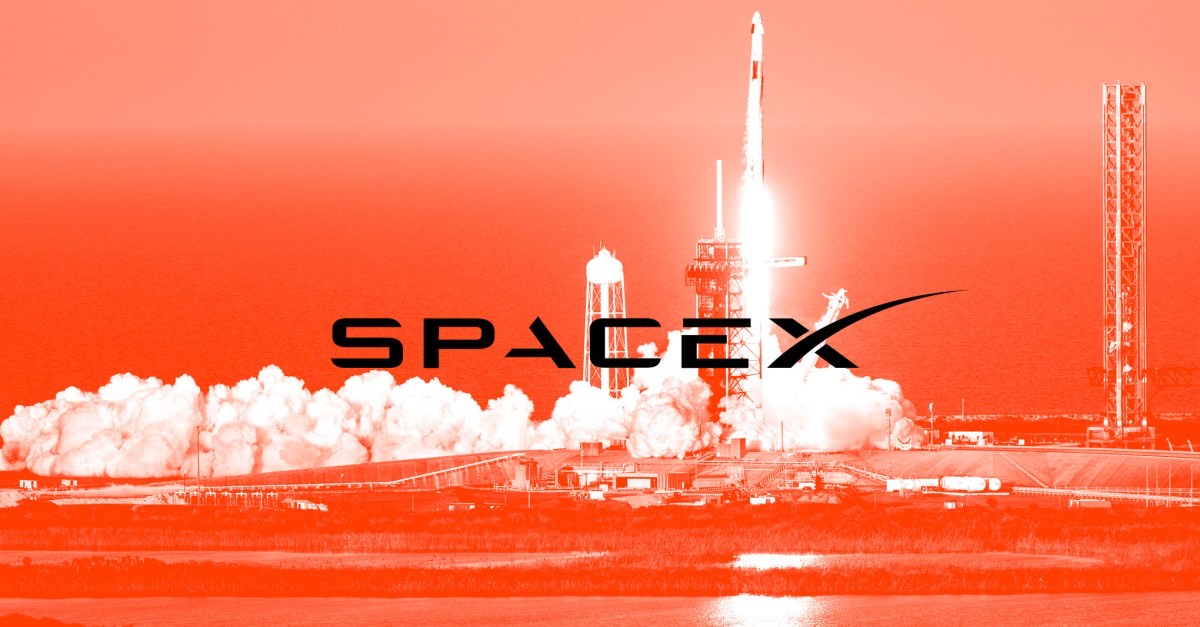红色双色调处理的 SpaceX 火箭与发射塔剪影