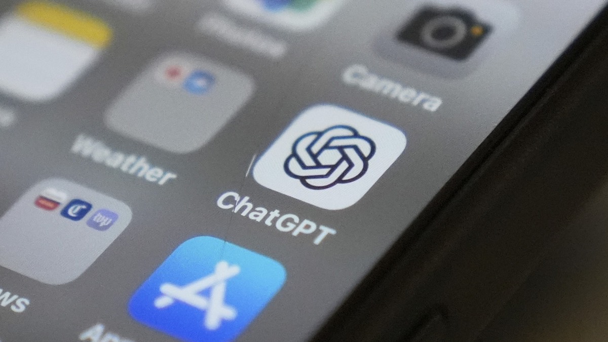 手机屏幕上的 ChatGPT 应用图标特写,周围是天气、相机等应用图标